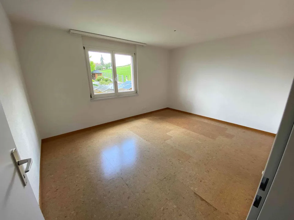 Schöne, helle und Top moderne Wohnung mit Blick ins Grüne und Berge