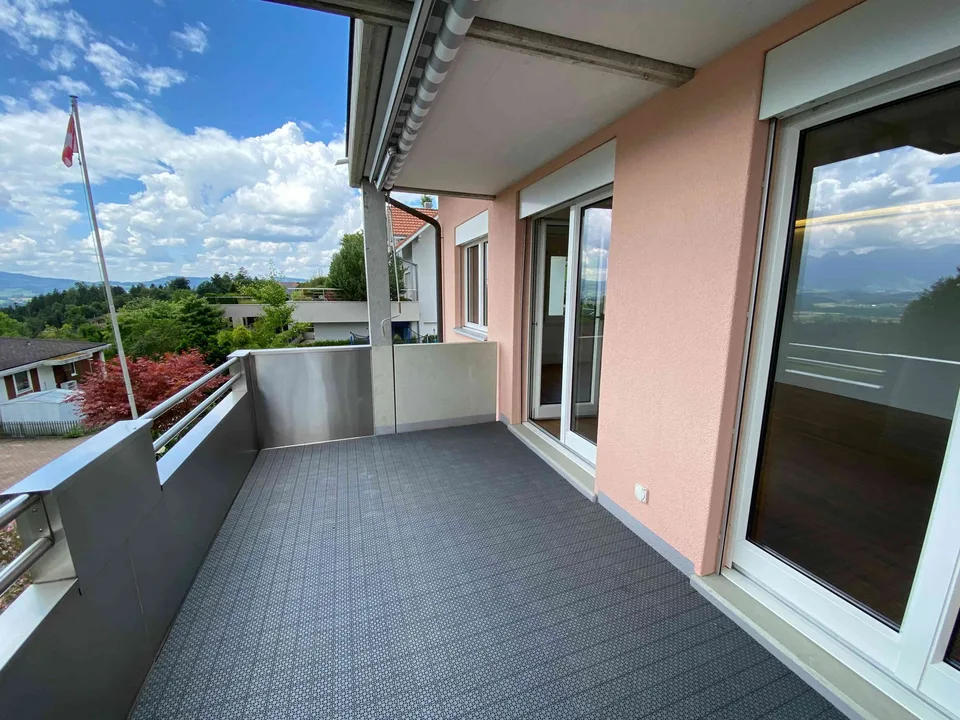 Schöne, helle und Top moderne Wohnung mit Blick ins Grüne und Berge