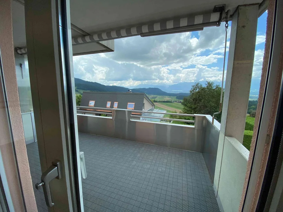 Schöne, helle und Top moderne Wohnung mit Blick ins Grüne und Berge