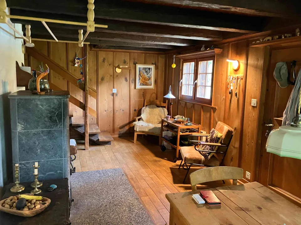 Rustikales Chalet – Alleinlage, aber nah am ÖV & Skigebieten