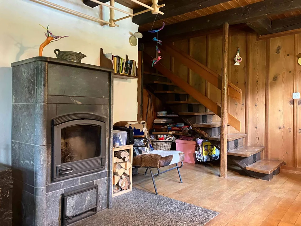 Rustikales Chalet – Alleinlage, aber nah am ÖV & Skigebieten