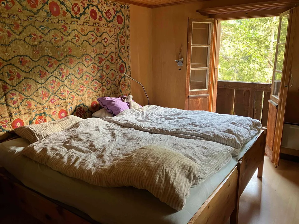Rustikales Chalet – Alleinlage, aber nah am ÖV & Skigebieten