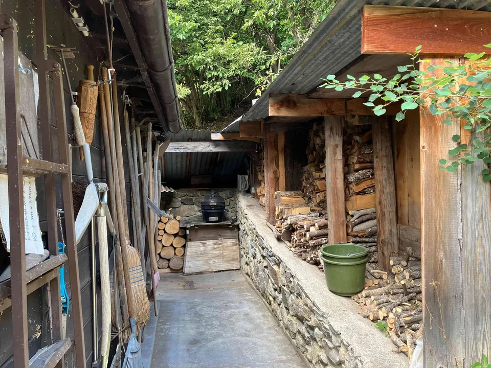 Rustikales Chalet – Alleinlage, aber nah am ÖV & Skigebieten