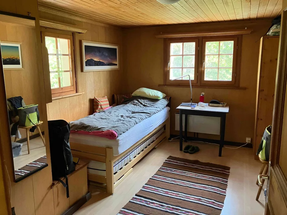 Rustikales Chalet – Alleinlage, aber nah am ÖV & Skigebieten