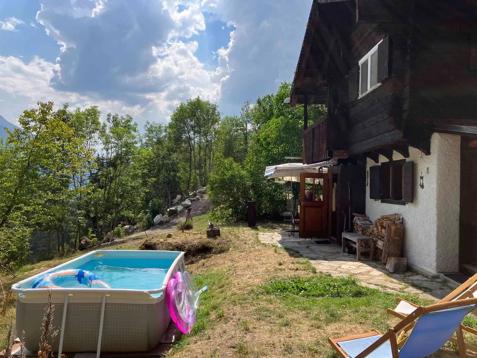 Rustikales Chalet – Alleinlage, aber nah am ÖV & Skigebieten