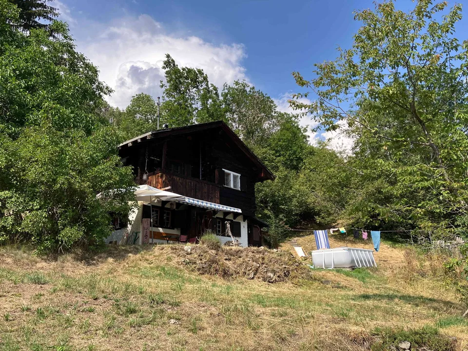 Rustikales Chalet – Alleinlage, aber nah am ÖV & Skigebieten