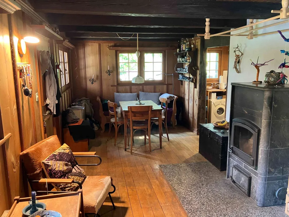 Rustikales Chalet – Alleinlage, aber nah am ÖV & Skigebieten