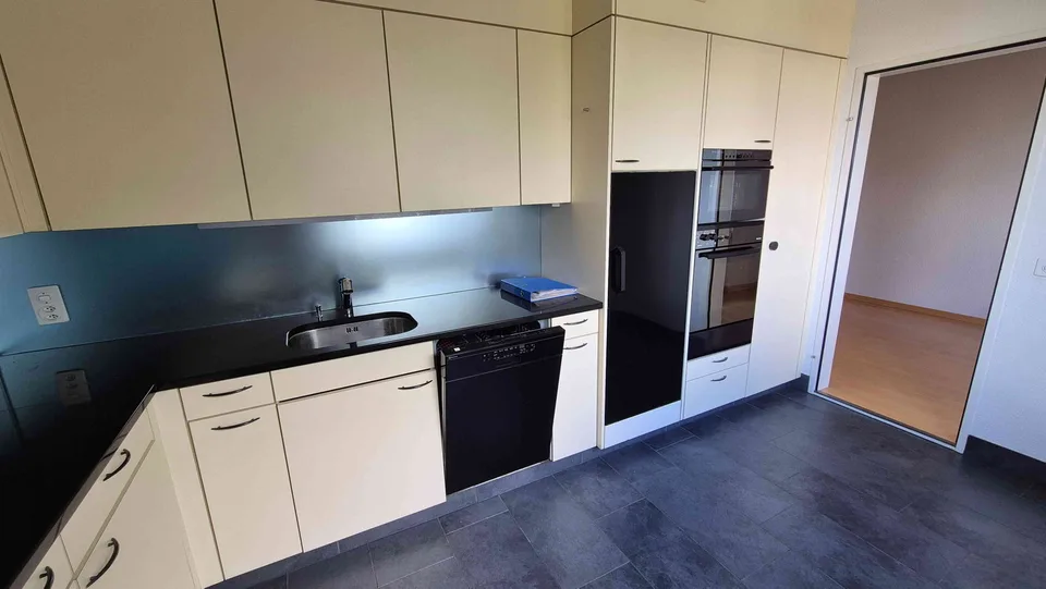 Grosszügige 4.5-Zimmer-Wohnung im obersten Geschoss mit Balkon – Foto 3 von 5