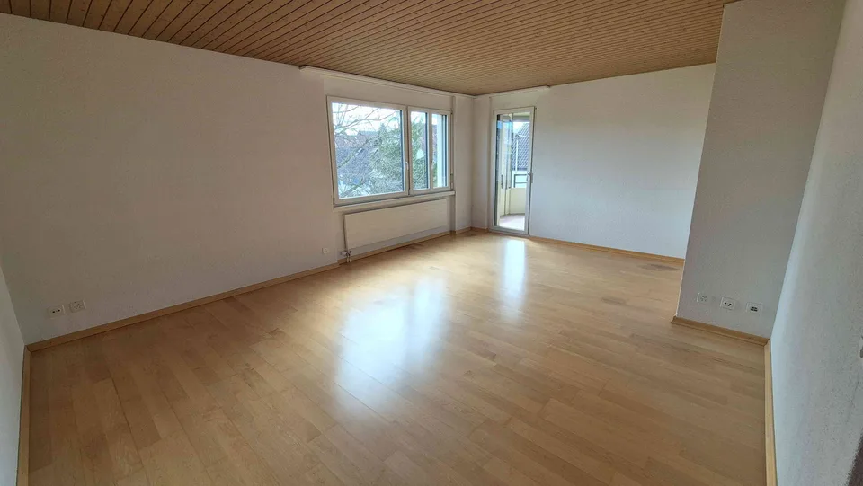 Grosszügige 4.5-Zimmer-Wohnung im obersten Geschoss mit Balkon – Foto 4 von 5