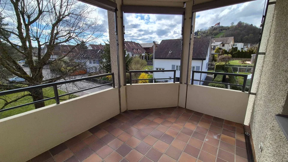 Grosszügige 4.5-Zimmer-Wohnung im obersten Geschoss mit Balkon – Foto 2 von 5