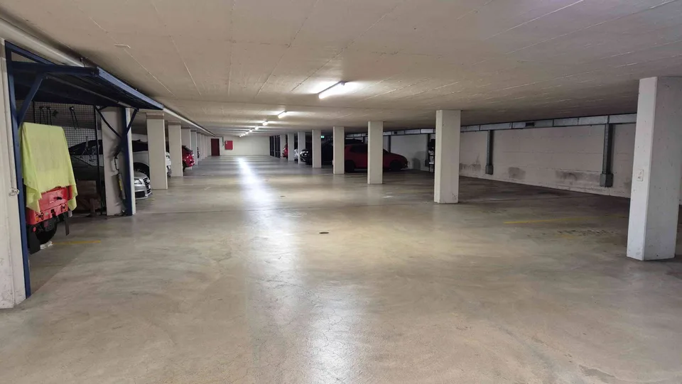 Grosszügige 4.5-Zimmer-Wohnung im obersten Geschoss mit Balkon – Foto 5 von 5