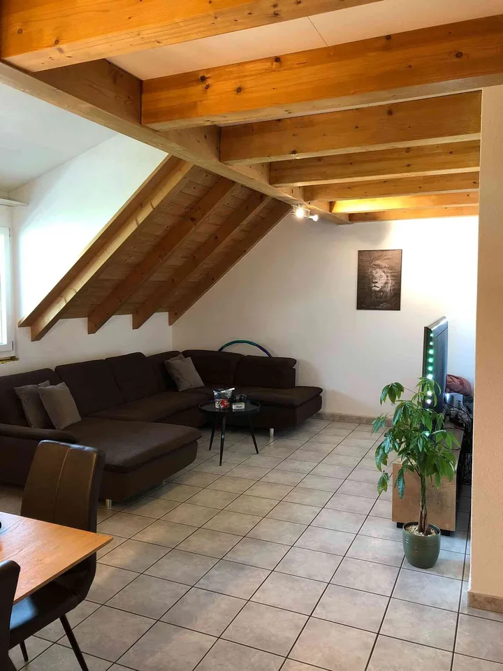 Charmante 4 1/2 Zimmer-Dachwohnung grossem Balkon