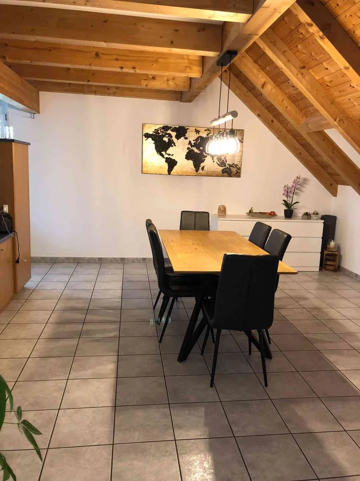 Charmante 4 1/2 Zimmer-Dachwohnung grossem Balkon