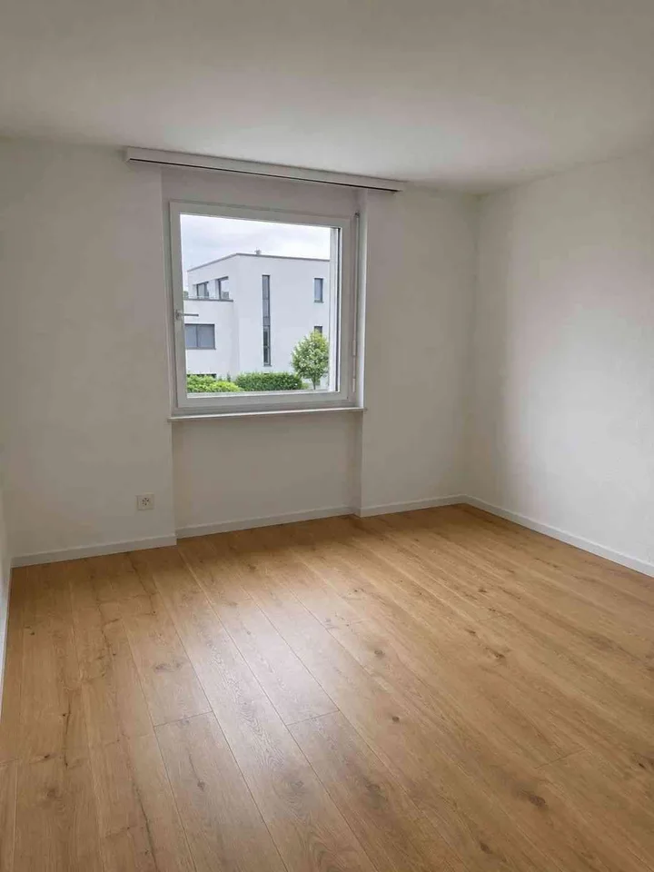 Stilvoll sanierte 4.5-Zimmer-Eigentumswohnung mit Bergsicht und Garage – photo 6 of 8