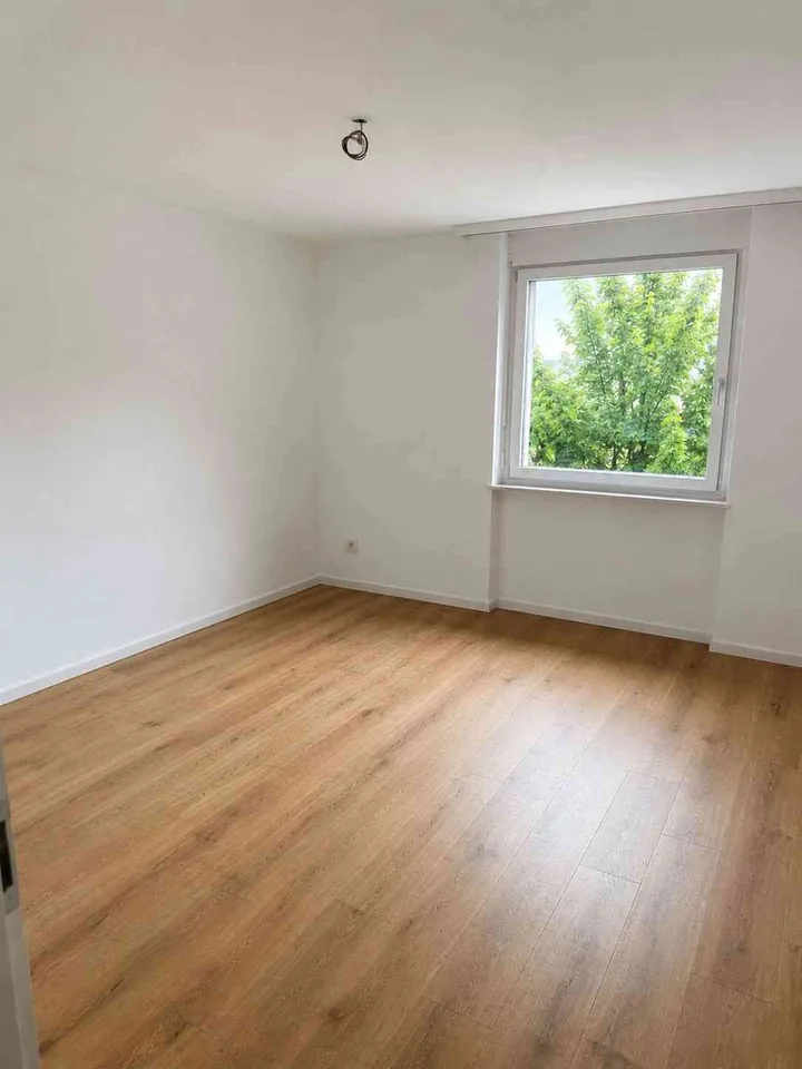 Stilvoll sanierte 4.5-Zimmer-Eigentumswohnung mit Bergsicht und Garage – photo 4 of 8