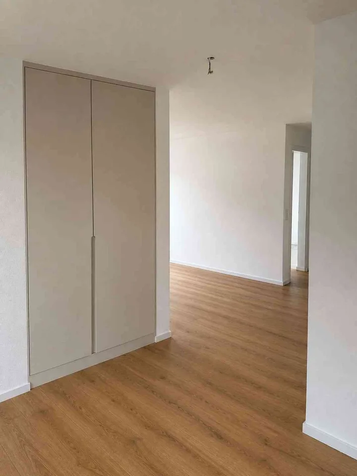 Stilvoll sanierte 4.5-Zimmer-Eigentumswohnung mit Bergsicht und Garage – photo 3 of 8