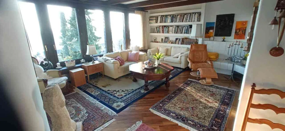 Einfamilienhaus mit einer 2.5 Zimmer Wohnung mit sep. Praxis, Büro