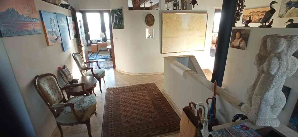 Einfamilienhaus mit einer 2.5 Zimmer Wohnung mit sep. Praxis, Büro