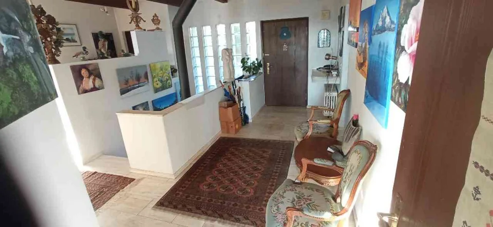 Einfamilienhaus mit einer 2.5 Zimmer Wohnung mit sep. Praxis, Büro