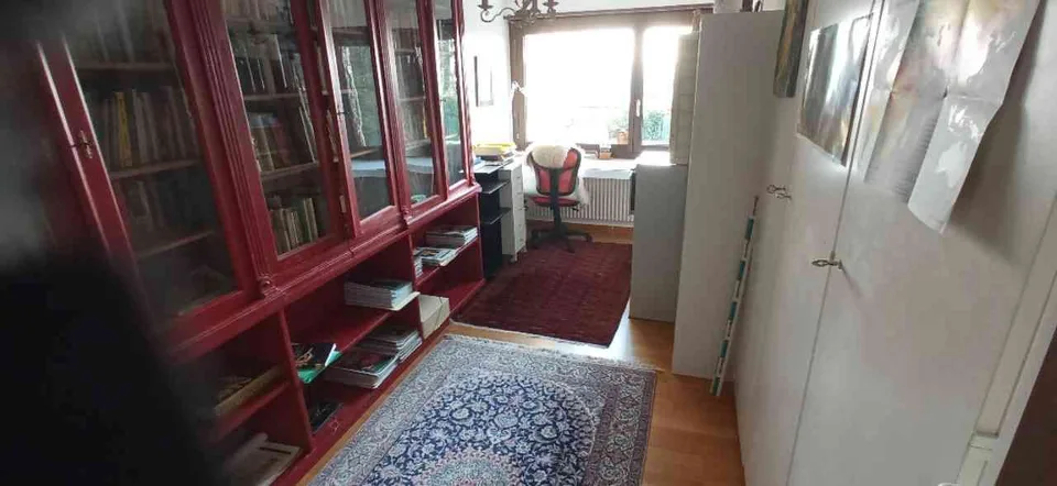 Einfamilienhaus mit einer 2.5 Zimmer Wohnung mit sep. Praxis, Büro