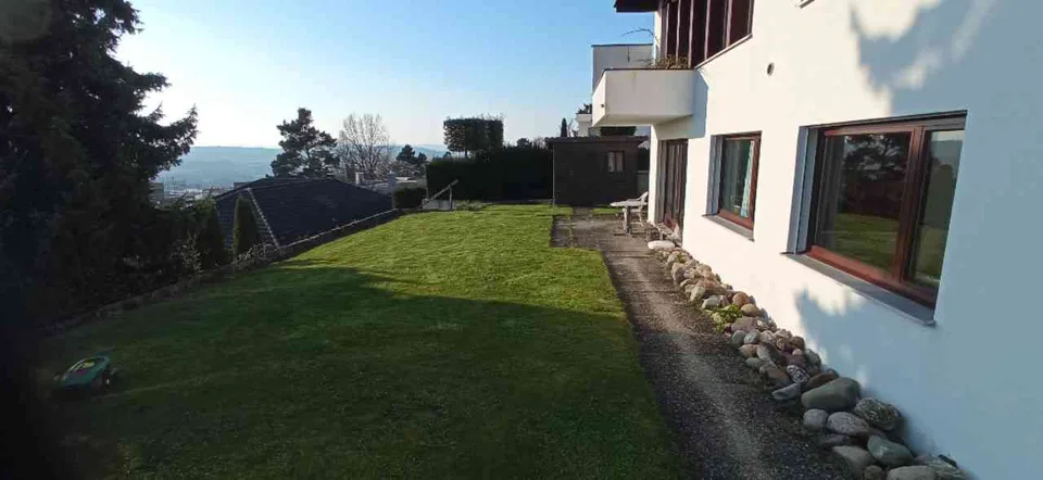 Einfamilienhaus mit einer 2.5 Zimmer Wohnung mit sep. Praxis, Büro