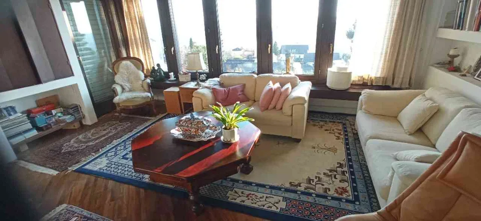 Einfamilienhaus mit einer 2.5 Zimmer Wohnung mit sep. Praxis, Büro