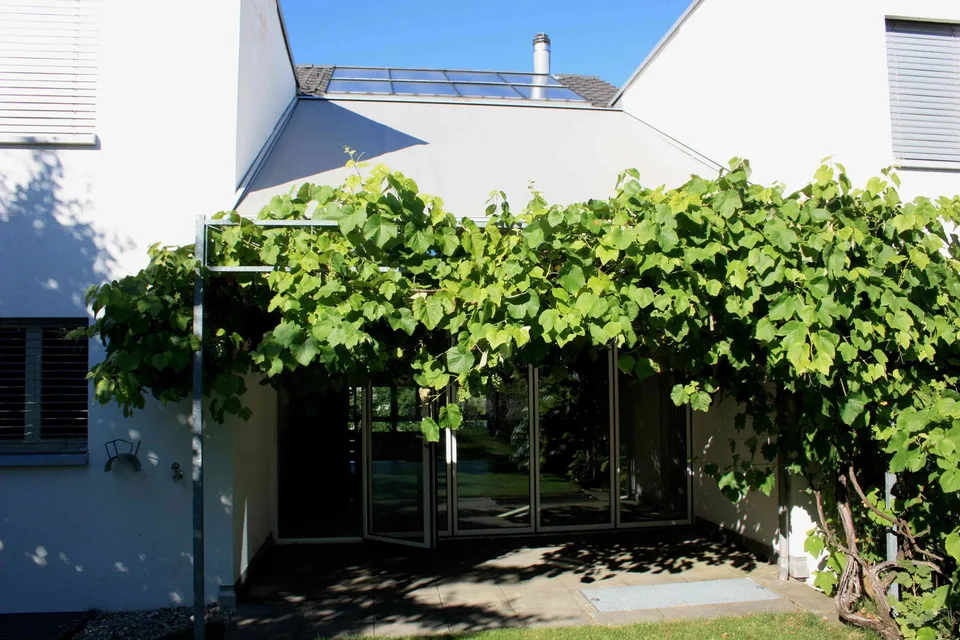 Eckhaus mit schönem Garten und herrlicher Seesicht
