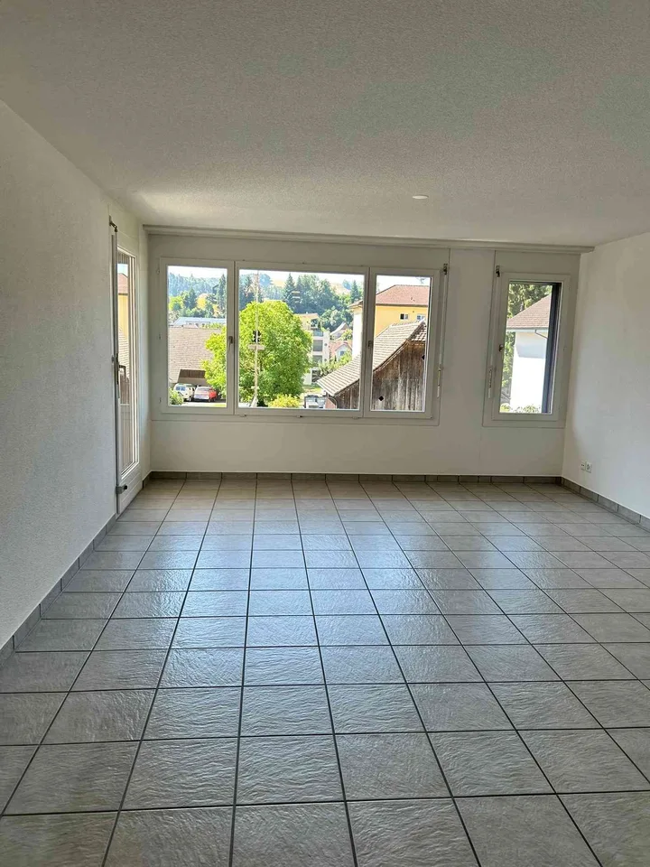 Helle 4.5-Zimmer-Wohnung mit Balkon und Lift in Zell LU