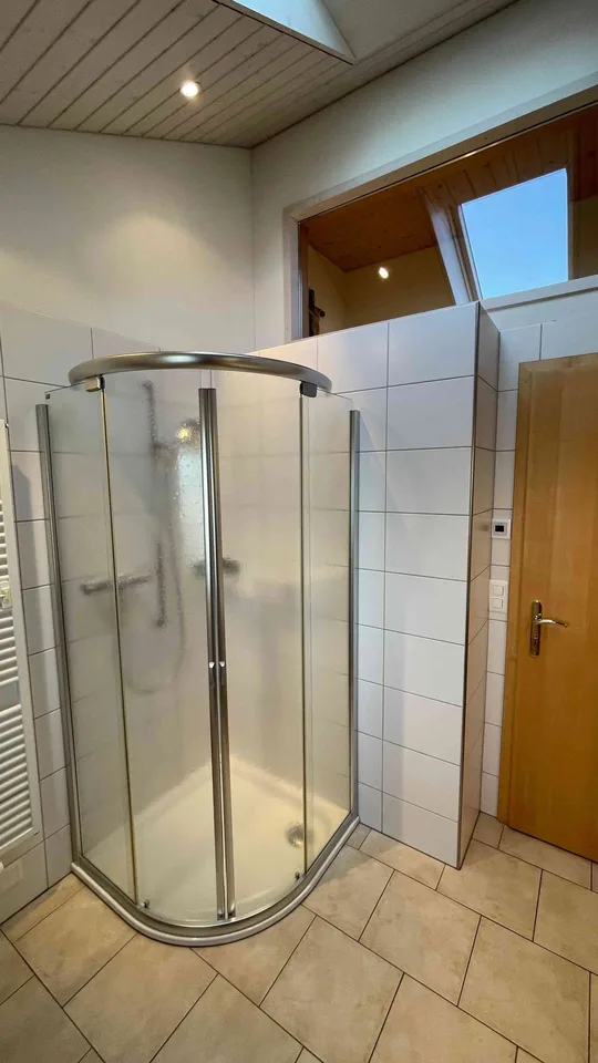 Neu renovierte 2.5 Zimmerwohnung, möbliert, befristet bis 30.9.27