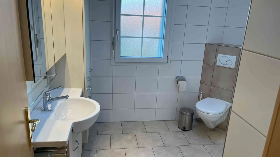 Neu renovierte 2.5 Zimmerwohnung, möbliert, befristet bis 30.9.27