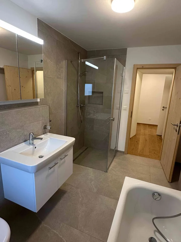 Erstbezug nach Sanierung– 4-Zimmer-Wohnung mit Wintergarten