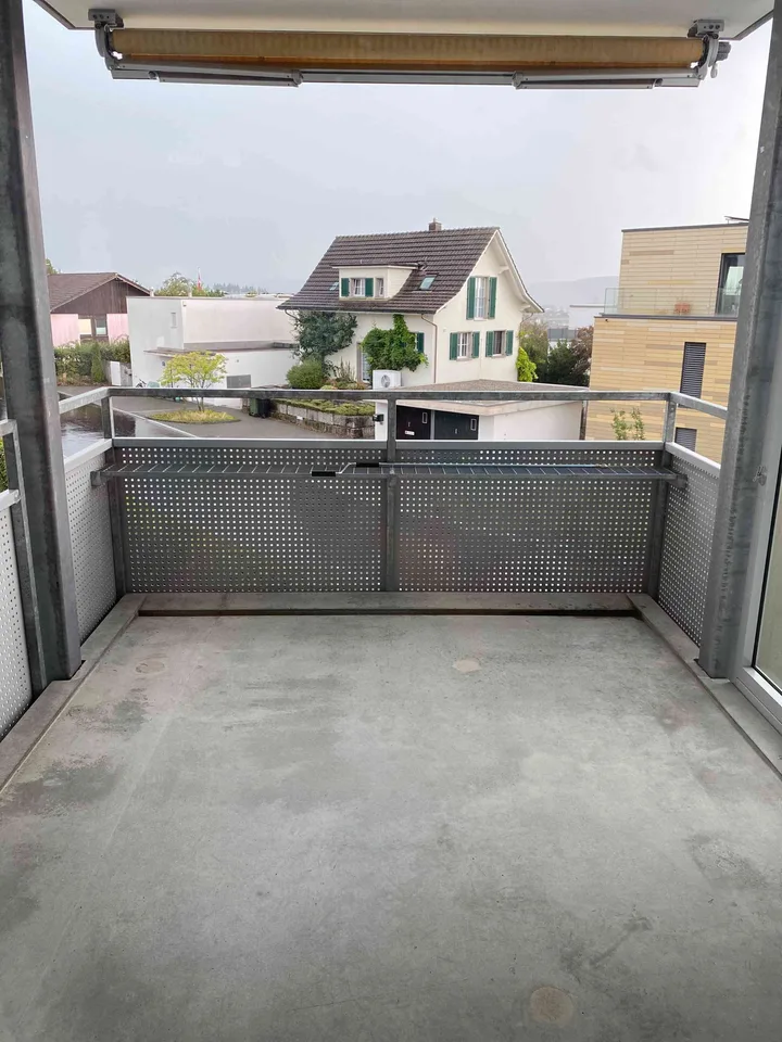 Helle 1.5-Zimmer-Wohnung mit grossem Balkon in ruhiger Lage