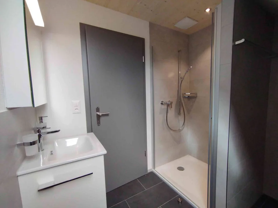 Moderne Dachgeschosswohnung mit stilvollen Holzdecken