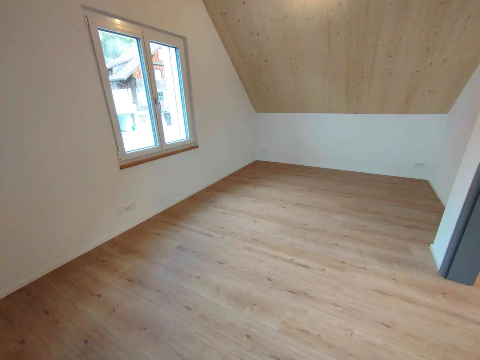Moderne Dachgeschosswohnung mit stilvollen Holzdecken