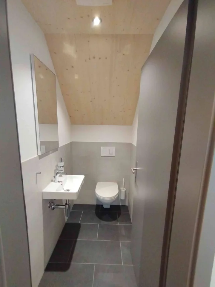 Moderne Dachgeschosswohnung mit stilvollen Holzdecken