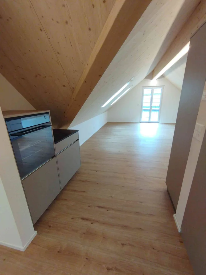 Moderne Dachgeschosswohnung mit stilvollen Holzdecken