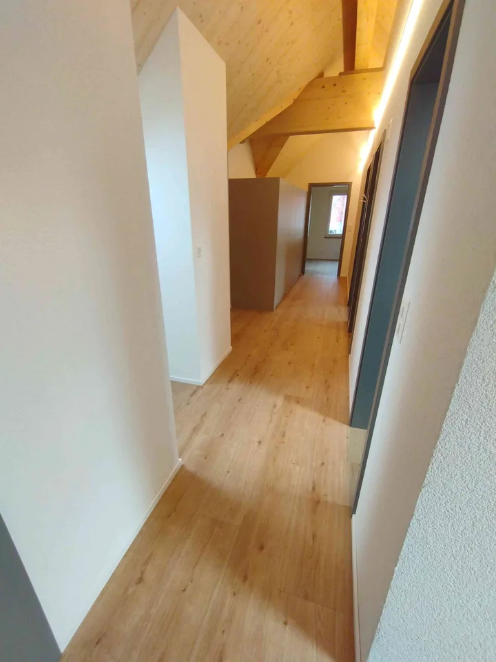 Moderne Dachgeschosswohnung mit stilvollen Holzdecken