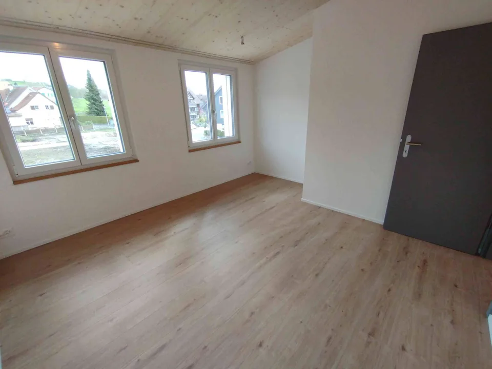 Moderne Dachgeschosswohnung mit stilvollen Holzdecken