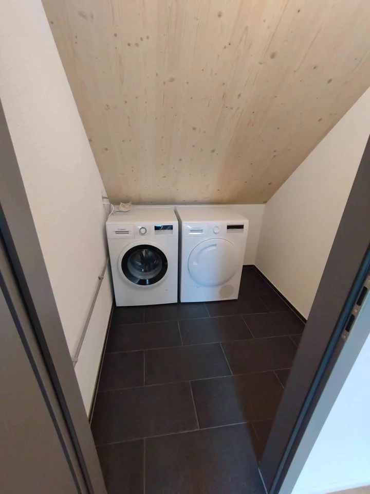 Moderne Dachgeschosswohnung mit stilvollen Holzdecken
