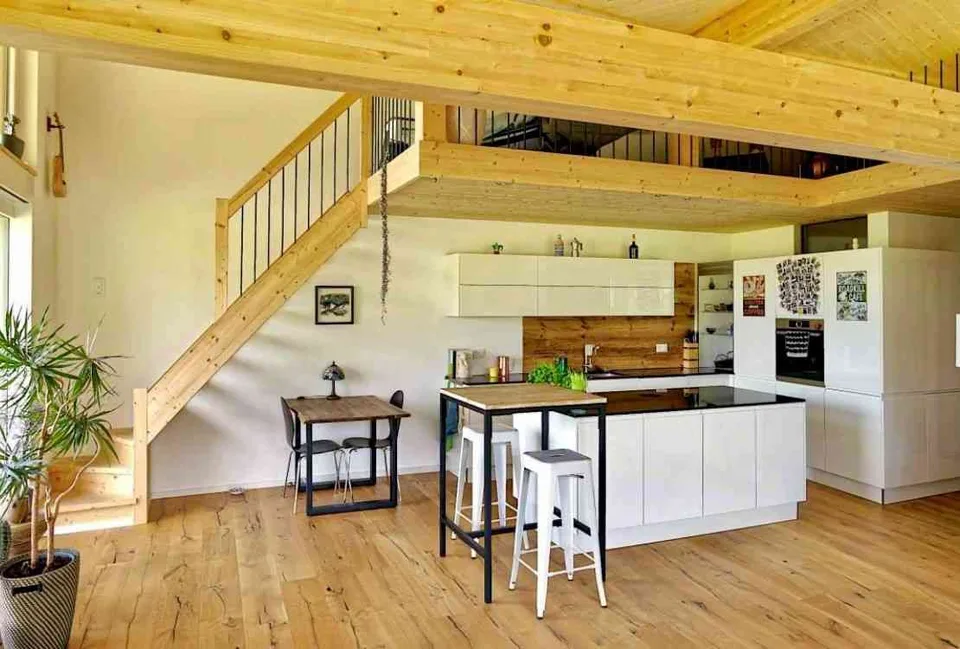 Attika-Wohnung mit traumhafter See- und Bergsicht in Faulensee