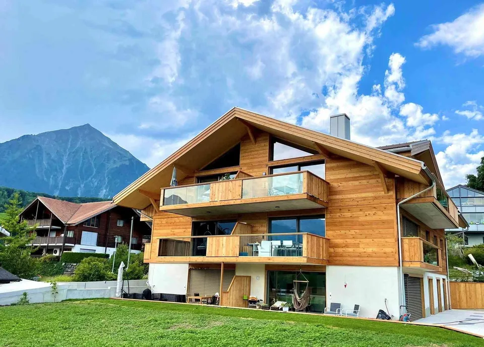 Attika-Wohnung mit traumhafter See- und Bergsicht in Faulensee