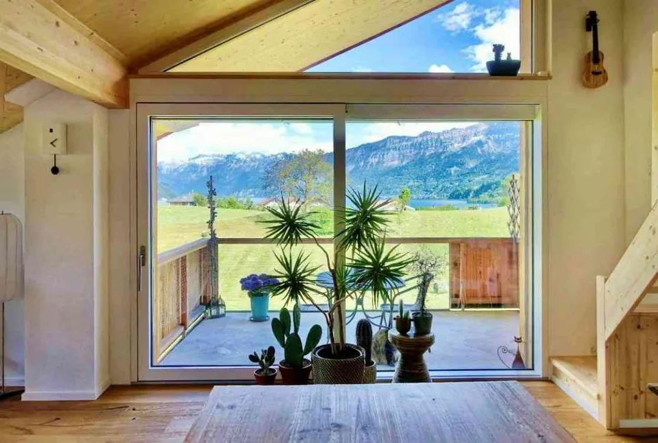 Attika-Wohnung mit traumhafter See- und Bergsicht in Faulensee