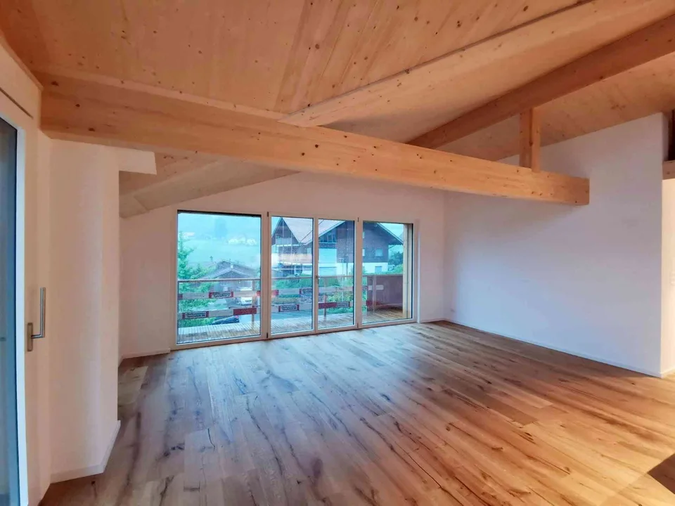 Attika-Wohnung mit traumhafter See- und Bergsicht in Faulensee
