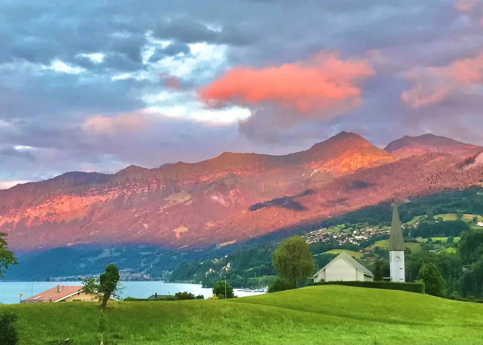 Attika-Wohnung mit traumhafter See- und Bergsicht in Faulensee