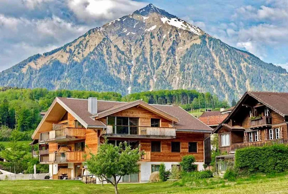 Attika-Wohnung mit traumhafter See- und Bergsicht in Faulensee