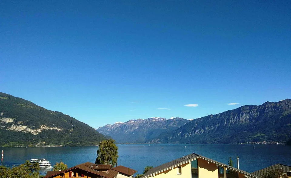 Attika-Wohnung mit traumhafter See- und Bergsicht in Faulensee
