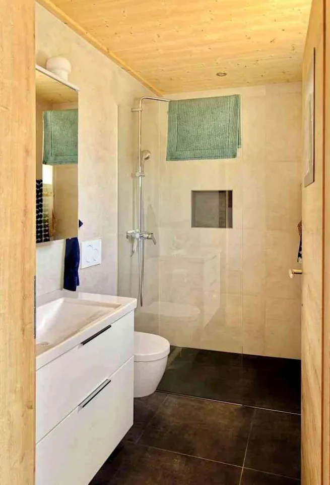 Attika-Wohnung mit traumhafter See- und Bergsicht in Faulensee