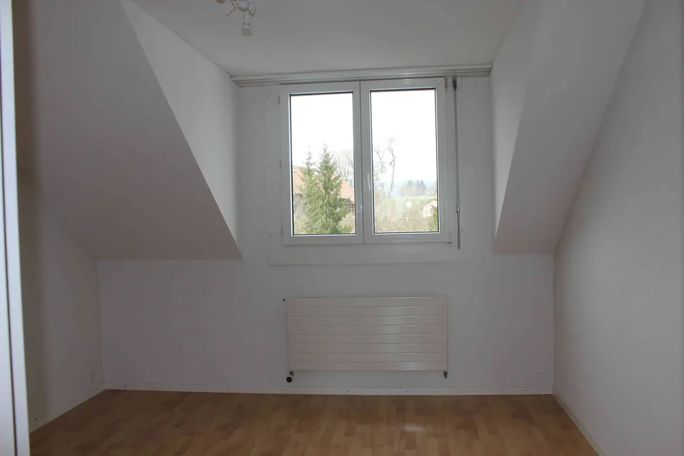 Helle 3.5-Zimmer-Dachwohnung mit Balkon & Lift im Zentrum von Biberist