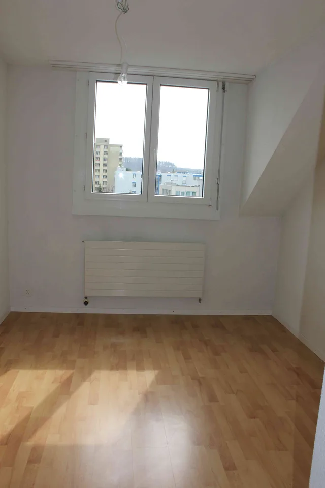 Helle 3.5-Zimmer-Dachwohnung mit Balkon & Lift im Zentrum von Biberist