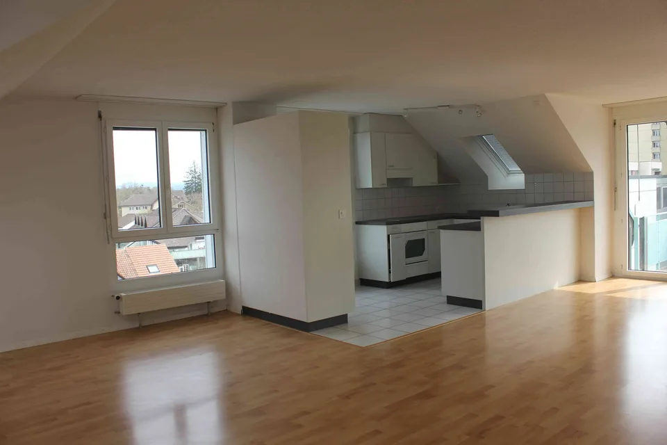 Helle 3.5-Zimmer-Dachwohnung mit Balkon & Lift im Zentrum von Biberist